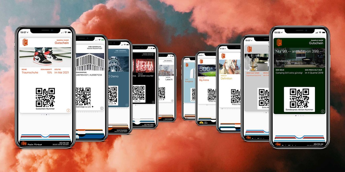 smartphone con vari coupon e biglietti digitali, ciascuno dotato di un codice QR all'interno dell'app. Gli sfondi dello schermo mostrano diversi design tra cui scarpe da ginnastica, un ponte e scatole regalo. I telefoni sono posizionati su uno sfondo drammatico di nuvole rosse e arancioni, evidenziando la loro caratteristica di passaggio digitale.